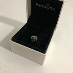 Pandora bracelet i letter charm